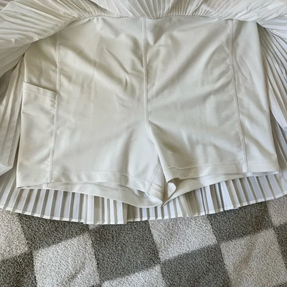 Old Navy Extra High Waisted Stretch Tech Micro Pleated Skort - Picture 4 of 5